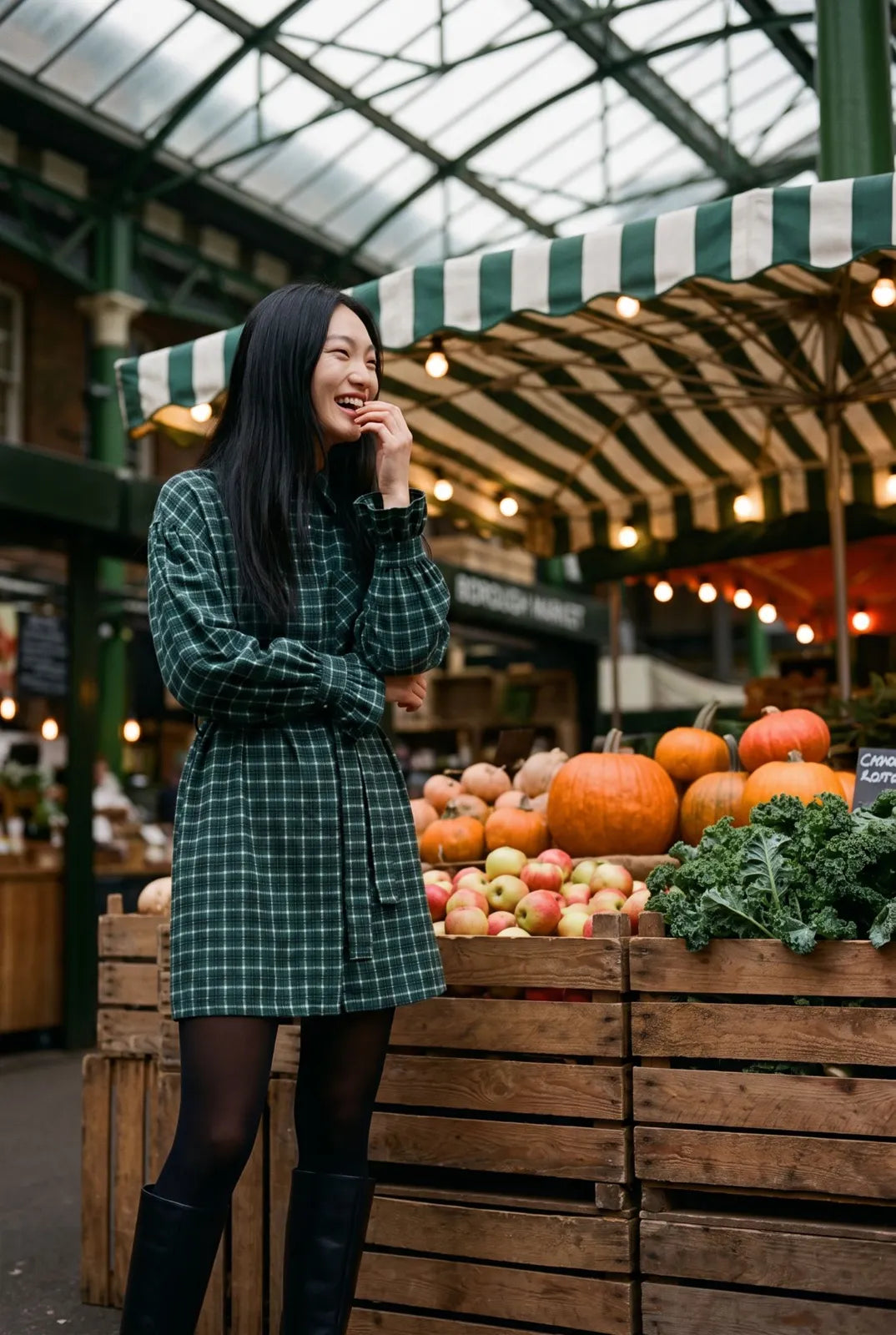 Sukienka w zieloną kratę przy straganie z dyniami na Borough Market